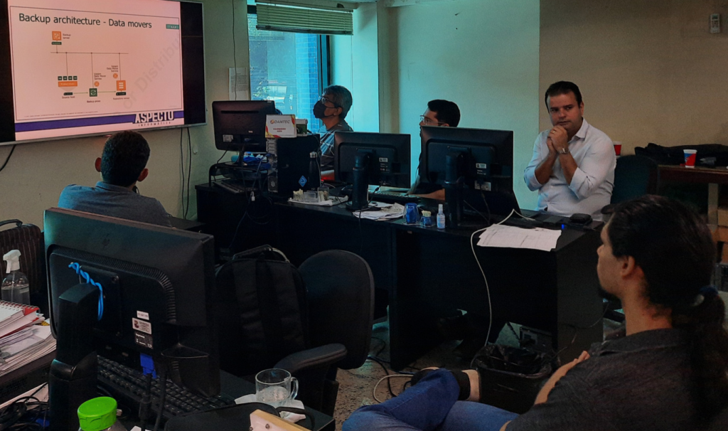 Equipe da GSTI da Cinbesa durante o treinamento para o pleno uso da solução de backup de tipo appliance, que torna mais moderna a rotina de backup efetivada pela Companhia.