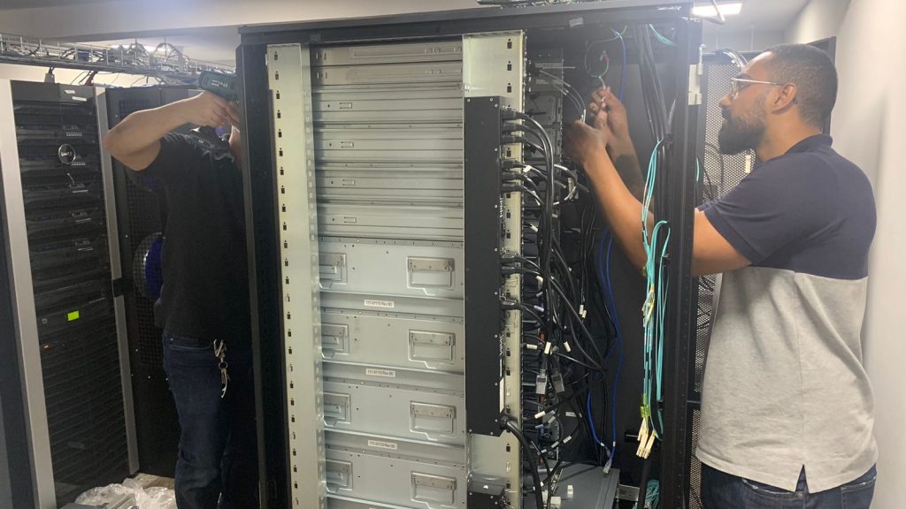 O tech refresh, processo de atualização tecnológica do Datacenter da PMB, mantém o sistema atualizado e garante sobrevida ao Datacenter atual. Além disso, prepara o ambiente tecnológico para a aquisição do novo Datacenter, que trará ainda mais melhorias para a prestação de serviços dos órgãos da Prefeitura de Belém.