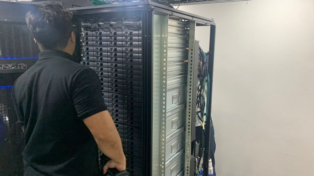 O tech refresh, processo de atualização tecnológica do Datacenter da PMB, mantém o sistema atualizado e garante sobrevida ao Datacenter atual. Além disso, prepara o ambiente tecnológico para a aquisição do novo Datacenter, que trará ainda mais melhorias para a prestação de serviços dos órgãos da Prefeitura de Belém.
