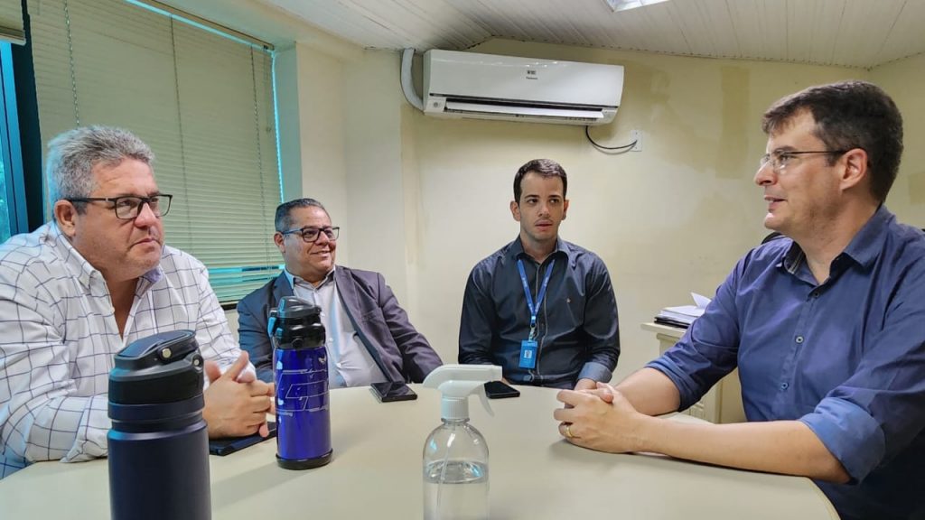 Roberto Pojo (à direita) colocou-se à disposição para que a Prefeitura receba toda a orientação relativa à transferência de tecnologia