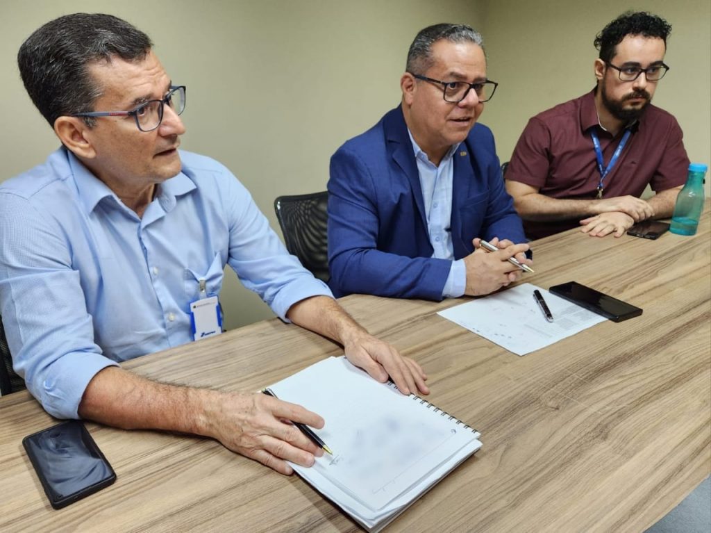 "Nosso objetivo é que cidadãos e servidores possam entrar no portal da Cinbesa e, com uma única senha, navegar por todos os serviços digitais do município”, afirma o diretor de sistemas de informação da Cinbesa, Valber Braga Cordeiro (ao centro).
