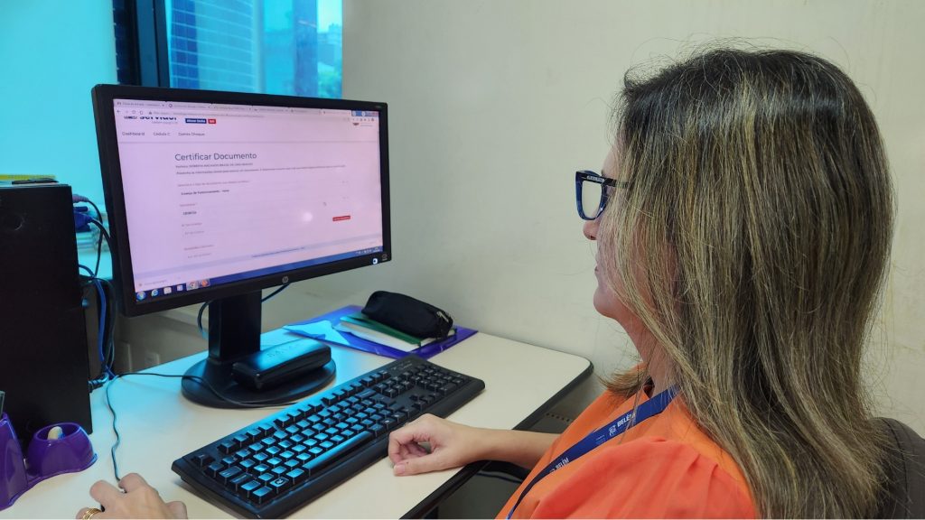 Para uso do sistema Certifica, cada órgão designa um servidor como usuário responsável por fazer o upload do arquivo, incluir as informações necessárias e clicar em Certificar. No ato de download, o documento já é emitido com o QR Code. O acesso ao Certifica é feito via Portal do Servidor