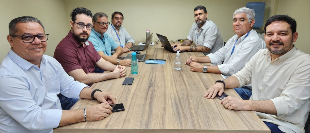A reunião ocorreu na sexta-feira, 25, na Cinbesa. Em primeiro  plano, o Diretor de Sistemas da Informação da Cinbesa, Valber Cordeiro (à esquerda), e o Gerente de Atração e Consolidação de Empreendimentos da Fundação Guamá, Jorge de Figueiredo (à direita).