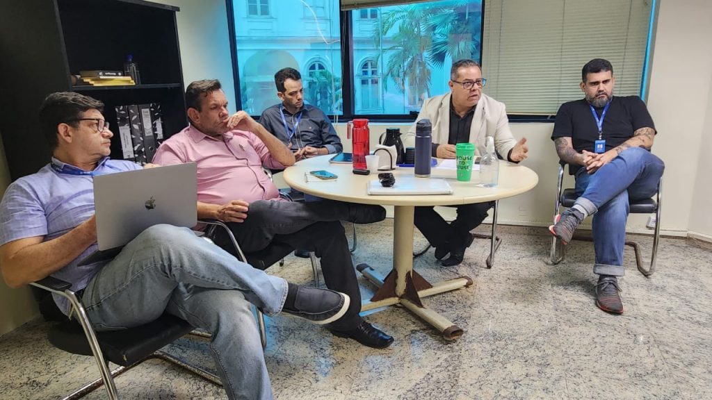 As Diretorias de Sistemas e de Tecnologia da Informação da Cinbesa, juntamente com gerentes, avaliaram em reunião a dimensão do projeto e discutiram soluções para a implantação da estratégia em Atenção Primária à Saúde.