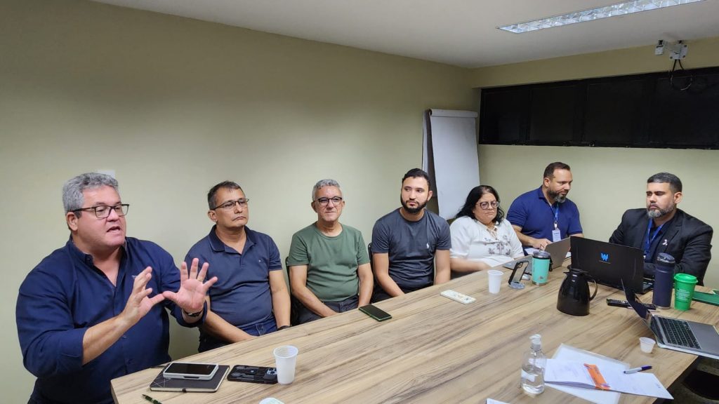 De acordo com o presidente da Cinbesa, Antônio Paracampo, no canto esquerdo, a plataforma permitirá que os licenciamentos sejam realizados pelas empresas com transparência e agilidade, um avanço tecnológico que atenderá primeiramente a Seurb, Semma e Fumbel, órgãos envolvidos neste licenciamento.