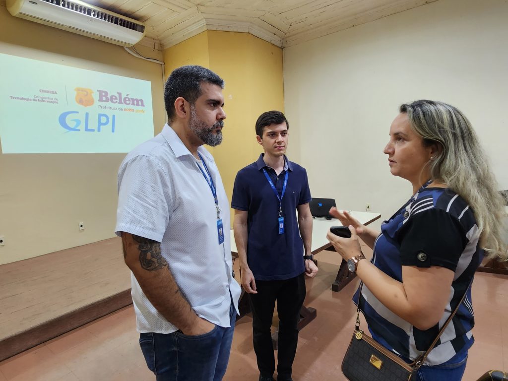 Para a assessora técnica da Sefin, Hilma Leão, a implantação da plataforma GLPI deve gerar agilidade para o servidor da Sefin e melhorar a prestação dos serviços ao contribuinte. O assessor de inovação digital da Cinbesa, Mariano Siqueira, à esquerda, considera a GLPI uma ferramenta que os órgãos poderão utilizar para definir itens e atendimentos prioritários.